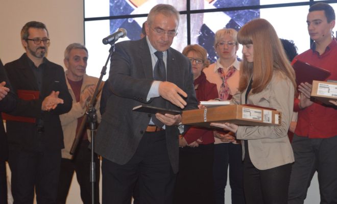 Власник приватне фирме ВИСАН уручује лептоп награђеним ученицима, година 2016 Природњачки центар